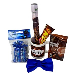 Pachet Brave, pentru cel mai bun coleg, cu cana personalizata, dulciuri, papion si accesorii aromatice