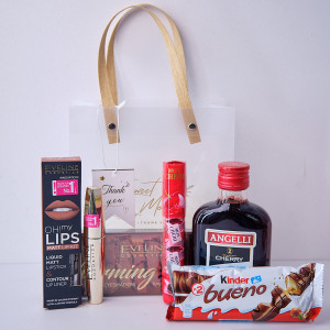 Pachet cadou Beauty Gift, cu Ruj Liquid Matt Eveline Cosmetics, Rimel Eveline Cosmetics, Farduri de pleoape Eveline Charming Mocha, 5 praline Mon Cherry, Kinder Bueno si lichior Angelli Cherry 200ml, in punga asortata, Crem