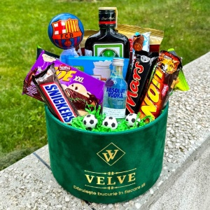 Pachet Delice, in cutie neagra de catifea verde, Absolut 50ml,  Jagermeister 200ml, Snickers 50gr, Lion 42gr, Mars 51gr, My Motto 30gr, Joe 46gr, Ritter 100gr, Caju 100gr si minge decor