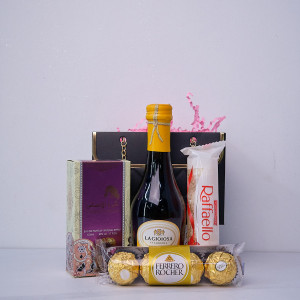 Pachet cadou Fragrant, cu lichior Lagioiosa "Etamorosa"200 ml, parfum arabesc Ameerat Al Ehsaas, praline Raffaello si Mon Cheri in punga eleganta tip poseta, Negru 1
