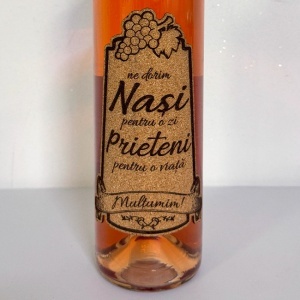 Pachet cadou pentru Nasi, caseta cu 5 accesorii pentru vin, aranjament floral cu 9 trandafiri si o sticla de vin rose de 750 ml cu mesaj personalizat , Verde - Img 4