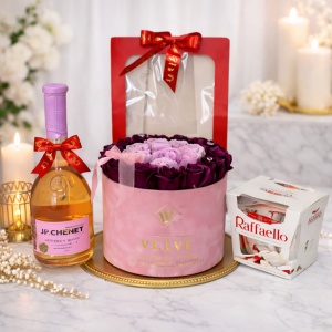 Pachet cadou Splendor, cu Vin Rose JP. Chenet Sweet Moelleux 0,75L, Praline Raffaello 150gr si aranjament floral cu trandafiri de sapun in punga eleganta, Grena-Lila