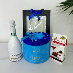 Pachet cadou Splendor, cu Vin spumant JP. Chenet Ice Edition 0,75l, Praline Momenti alla ciliegia si aranjament floral cu trandafiri de sapun in punga eleganta, Albastru-Bleu - Img 4