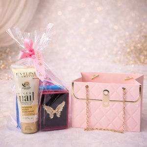 Pachet cadou Tenderness, cu brosa martisor fluture, crema pentru maini Eveline Royal Snail, ciocolata Ritter Sport Alpin Milk si cutie metalica cu trandafiri de sapun si ursulet plus, in punga eleganta tip poseta, Lila - Img 2