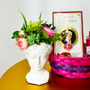 Pachet cadou, Vaza Adonis 13 cm, cu aranjament floral, Praline de ciocolata cu lapte Mozart Medaillon, Spray de corp I love Raspberry, lichior Mozart White Chocolate Cream Strawberry si cosulet cadou3