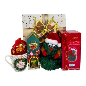 Pachet Christmas Delight, cu brăduț animat, cană tematică „Merry Christmas” umplută cu bomboane, odorizant de camera, in punga cadou