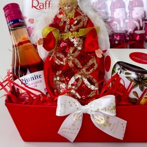 Pachet Christmas Delight, cu inger decorativ, vin Rose, praline Raffaello, set ornamente brad cu spargatori de nuci si lumanare parfumata, in cosulet rosu - Img 3