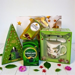 Pachet Christmas Delight, cu odorizant de camera, cafea Doncafe Selected, ciocolata Ferrero Rocher si set cana ceramica, farfurie si lingurita, in punga cadou - Img 3