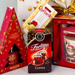 Pachet Christmas Delight, cu odorizant de camera, cafea Fortuna Crema, ciocolata Raffaello si set cana ceramica, farfurie si lingurita, in punga cadou - Img 5