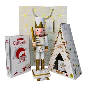 Pachet Christmas Delight, cu odorizant de camera, decorațiune Spargatorul de nuci si praline Raffaelo, in punga cadou