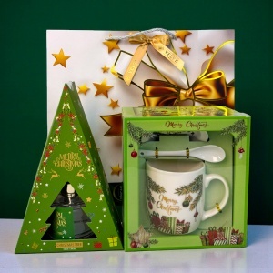 Pachet Christmas Delight, cu odorizant de camera si set cana ceramica, farfurie si lingurita, in punga cadou, Verde - Img 2