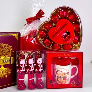 Pachet Christmas Delight, cu praline Cherry Queen, set ornamente brad cu spargatori de nuci, agenda cu cifru si set cana ceramica, in cutie tavita cadou - Img 2