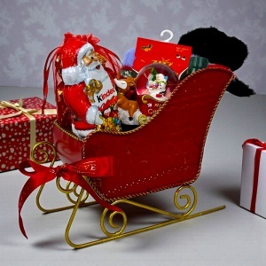 Pachet Christmas Delight, cu sanie decorativa umplută cu bomboane, glob decorativ, sosete tematice, uleiuri parfumate Aroma Land, Mos Craciun Kinder - Img 3