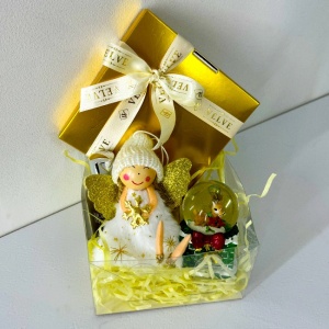 Pachet Christmas Family, cu ornament ren in glob de zapada, ingeras pentru brad si gel de dus Molton Brown, in cutie Gold, 12x12x7cm