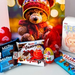 Pachet cu selectie de dulciuri, jucarie LaBubu model surpriza si inimioara plus 6cm, pentru copii - Img 3