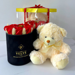 Pachet cadou pentru indragostiti, A Drop of Love, ursulet de plus 21 cm si aranjament floral/cutie neagra cu noua trandafiri de sapun si lagurus criogenat, ambalate in cutie deosebita 