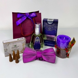 Pachet Elegant Christmas, pentru barbati, cu parfum, lumanare festiva, conuri parfumate, papion elegant si punga cadou, Mov - Img 2