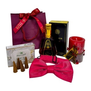 Pachet Elegant Christmas, pentru barbati, cu parfum, lumanare festiva, conuri parfumate, papion elegant si punga cadou, Rosu