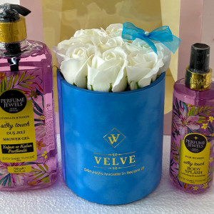 Pachet Eyup,  aranjament cu 9 trandafiri albi de sapun, in cutie albastra de catifea, spray de corp 250ml Eyup Sabri-Tuncer, gel dus 750ml Eyup Sabri-Tuncer, in punga cadou