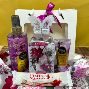 Pachet cadou Eyup, spray de corp 250ml Eyup Sabri-Tuncer, crema de maini si de corp 50ml Eyup Sabri-Tuncer, praline Raffaello 40gr, esarfa, in punga cadou, Roz