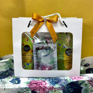 Pachet cadou Eyup, spray de corp 250ml Eyup Sabri-Tuncer, crema de maini si de corp 50ml Eyup Sabri-Tuncer, praline Raffaello 40gr, esarfa, in punga cadou, Verde