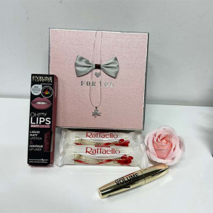 Cutie FORYOU cu trandafir alb, Kit de buze, bratara cu pandantiv si praline Raffaelo 