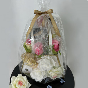 Pachet GiftDay, Lotiune Hidratanta de maini si corp I Love 500ml, Gel de dus I Love 375ml, Spray de corp I Love 150ml si aranjament floral - Img 3