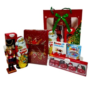 Pachet Merry Christmas, cu figurina Spargatorul de Nuci, Felicitare muzicala de Craciun, ornament trenulet festiv si dulciuri Kinder, ambalate in punga cadou, Rosu