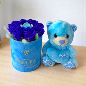 Pachet pentru indragostiti, A Drop of Love, ursulet de plus 21 cm si aranjament floral/cutie neagra cu noua trandafiri de sapun si lagurus criogenat, ambalate in cutie deosebita, Albastru - Img 1