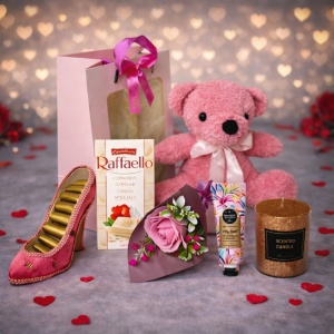 Pachet premium Pure Affection pentru femei, cu aranjament floral, crema Eyup Sabri Tuncer, ursulet de plus, lumanare decorativa, tableta Raffaello si suport bijuterii in forma de pantof stiletto - Img 2