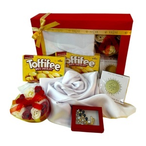 Pachet premium Royal Oud, cu esarfa, praline Toffifee, parfum Oud Al Khuloud, brosa eleganta și cutie cu 9 trandafiri de sapun - Img 4
