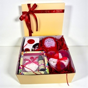 Pachet Pure Love "Pentru cea mai buna bunica", cana personalizata, lumanare parfumata, trandafiri de sapun si set aromatic, in cutie cadou - Img 6
