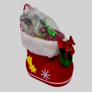 Pachet Secret Santa, cu selectie de dulciuri si bomboane de pom, ambalate in cizmulita cu design de Craciun