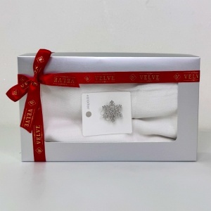 Pachet Secret, pentru femei, cu esarfa eleganta Belladona si brosa Fulg de Zapada, in cutie cadou, Alb - Img 4