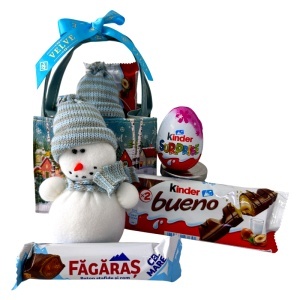 Pachet Secret Santa cu Om de Zapada, Kinder Bueno, Baton Fagaras si Kinder Surprise, in cosulet tematic de Craciun
