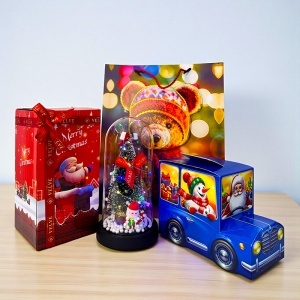 Pachet Secret Santa, pentru copii, cu ornament decorativ cu lumini LED in forma de cupola, Masinuta lui Mos Craciun Roshen 330 gr si punga tematica - Img 4