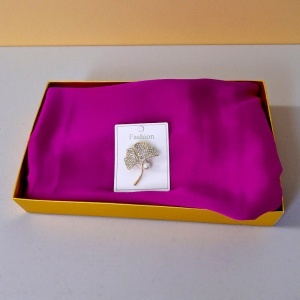 Pachet Silky pentru femei, cu esarfa eleganta si brosa, in cutie cadou, Mov - Img 3