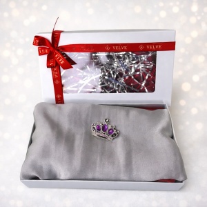 Pachet Silky pentru femei, cu esarfa eleganta si brosa, in cutie cadou, Gri