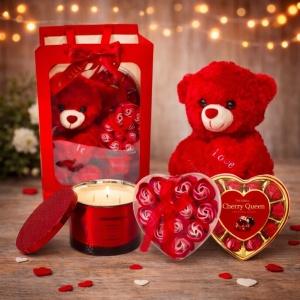 Pachet Special Valentine, cu ursulet plus 25 cm, lumanare parfumata, praline Roshen Cherry Queen 122 gr, cutie inima cu 13 trandafiri din sapun, in punga cadou