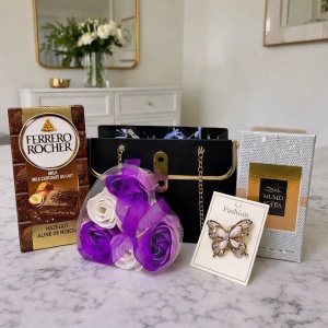 Pachet Trinket, apa de parfum arabesc Oud Romancea femei 50 ml, ciocolata, cutie trandafiri din sapun si brosa, in punga tip poseta, Negru