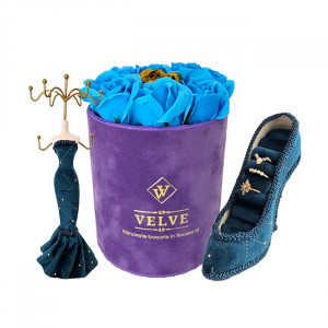 Pachet cadou Velvet, cu 9 trandafiri de sapun, in cutie mov de catifea, Blue/Auriu, suport bijuterii in forma de silueta si pantof