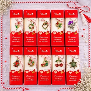 Set 10 Brose Martisor, cu simboluri specifice primavarii si snur alb rosu, in cutiuta