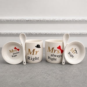 Set 2 cani din ceramica pentru cuplu imprimate Mr si Mrs cu farfurioare si lingurite, in cutie stilizata - Img 2