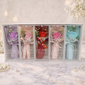 Set 5 buchetele mixte cu trandafir de sapun in cutie de acetofan cu verdeata si tull