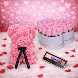 Set Cadou Aranjament floral cutie inima alba cu trandafiri roz de sapun, Ursulet floral Roz 25 cm si Paleta fard - Img 2