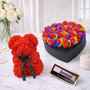 Set Cadou, Aranjament floral cutie inima neagra cu trandafiri multicolor de sapun, Ursulet floral Rosu 25cm si Paleta fard