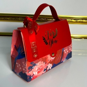 Set cadou elegant pentru femei, cu ursuleț croșetat Robi, parfum arabesc Friend 50 ml, bratara fluture, baton ciocolata si cutie tip poseta - Img 7