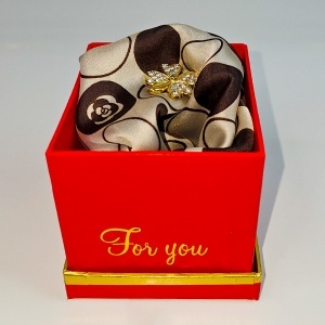 Set cadou For You, esarfa eleganta cu brosa aurie, ambalata in cutie premium, bej-maro - Img 3