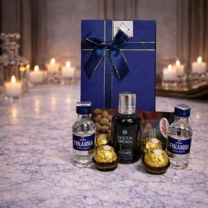 Set cadou Glamour pentru barbati, Gel de dus Molton Brown Ylang-Ylang 100ml, doua sticle de Vodka Finlandia, 50 ml, Arahide Mongyi si 4 Praline Ferrero, in cutie cadou albastra 19x12x7 cm