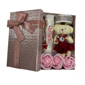 Set cadou Glamour pentru femei, bratara cu pietre semipretioase, Praline Raffaello 40gr, Ursulet elegant si 3 trandafiri din sapun, in cutie cadou, Roz